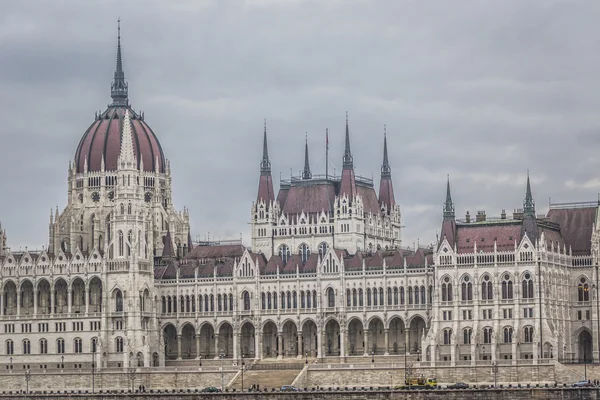 BUDAPEST, HUNGARY - DECEMBER 10, 2015: Parliament in Budapest, c — Stock Photo, Image