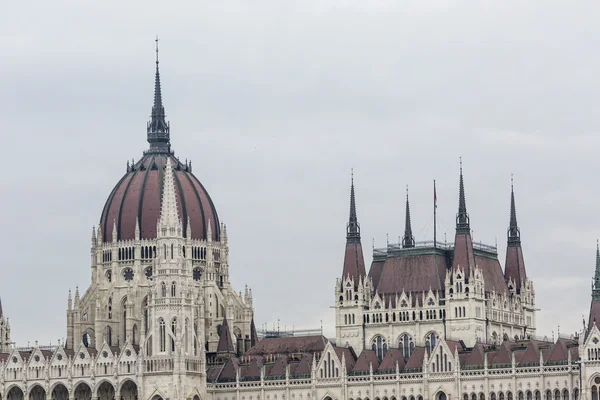 BUDAPEST, HUNGRÍA - 10 DE DICIEMBRE DE 2015: Parlamento en Budapest, c — Foto de Stock