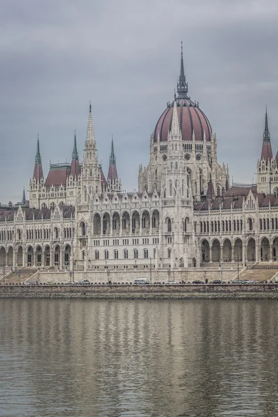 BUDAPEST, HUNGRÍA - 10 DE DICIEMBRE DE 2015: Parlamento en Budapest, c — Foto de Stock