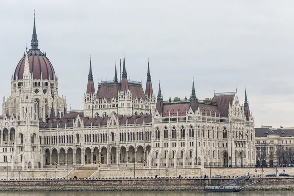 BUDAPEST, HUNGRÍA - 10 DE DICIEMBRE DE 2015: Parlamento en Budapest, c — Foto de Stock