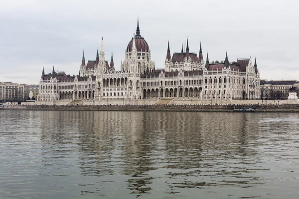 BUDAPEST, HUNGRÍA - 10 DE DICIEMBRE DE 2015: Parlamento en Budapest, c — Foto de Stock