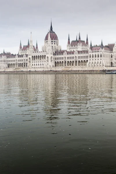 BUDAPEST, HUNGRÍA - 10 DE DICIEMBRE DE 2015: Parlamento en Budapest, c — Foto de Stock