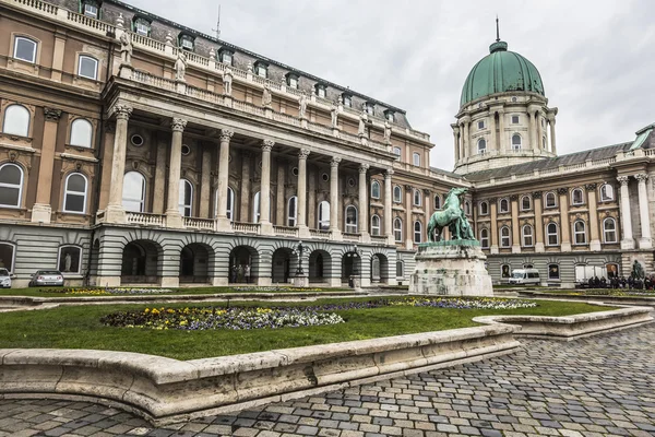 Budapešť, Maďarsko - 10 prosince 2015: Lidé navštěvují Budínský hrad — Stock fotografie