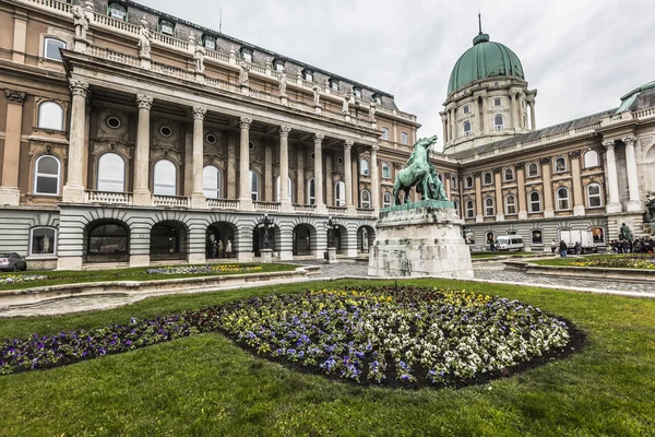 Budapest, Magyarország - December 10, 2015-re: Ember látogat el a Budai Várban — Stock Fotó