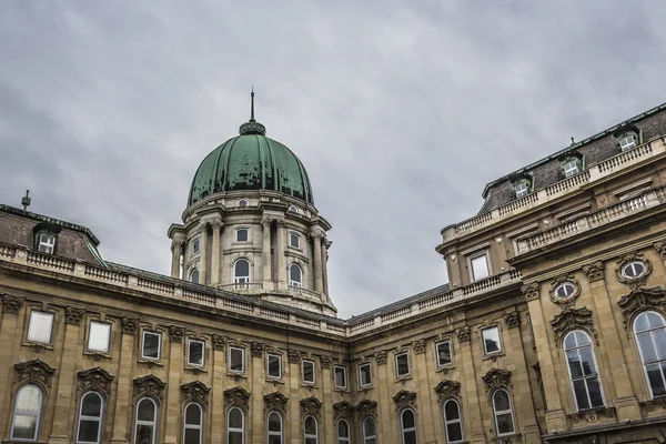 Budapešť, Maďarsko - 10 prosince 2015: Lidé navštěvují Budínský hrad — Stock fotografie