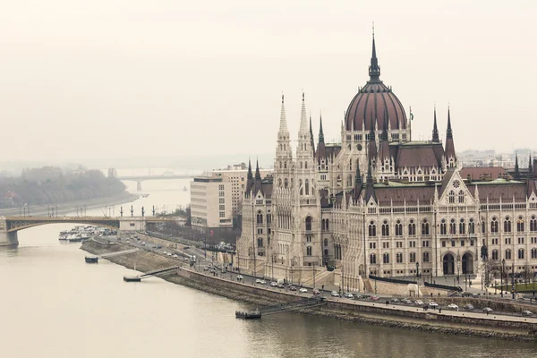 BUDAPEST, HUNGRÍA - 10 DE DICIEMBRE DE 2015: Parlamento en Budapest, c — Foto de Stock