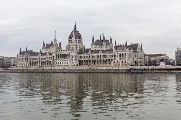 BUDAPEST, HUNGRÍA - 10 DE DICIEMBRE DE 2015: Parlamento en Budapest, c — Foto de Stock