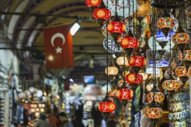 Kapalıçarşı Istanbul'da üzerinde çeşitli eski lambalar