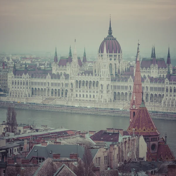 Nationella ungerska parlamentet och Donau i Budapest — Stockfoto