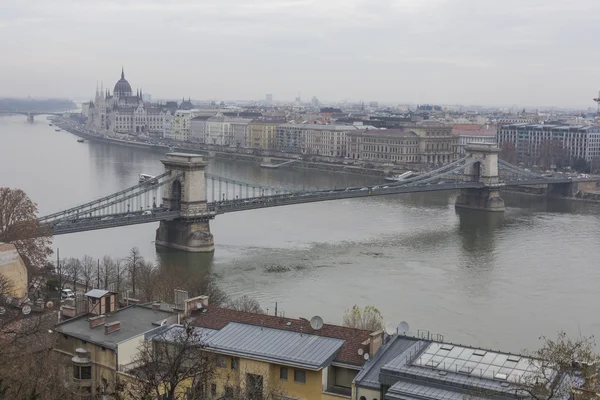 Vista sobre o Danúbio e Budapeste durante o dia — Fotografia de Stock