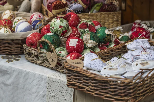 Pepparkakor hjärtan i ogudaktiga korg på Budapest julmarknad — Stockfoto