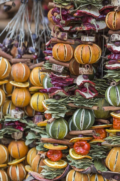 Decorações de Natal feitas com frutas secas. Guirlanda de Natal , — Fotografia de Stock