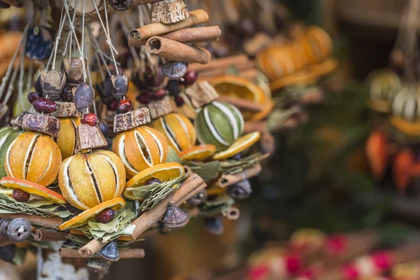 Decoraciones navideñas hechas con frutos secos. Guirnalda de Navidad , — Foto de Stock