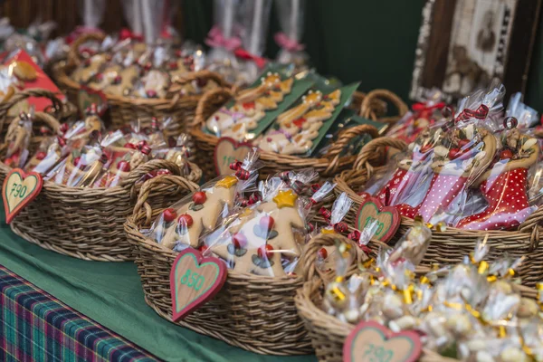 Gingerbread hearts in wicked basket at Budapest Christmas market — Stock Photo, Image