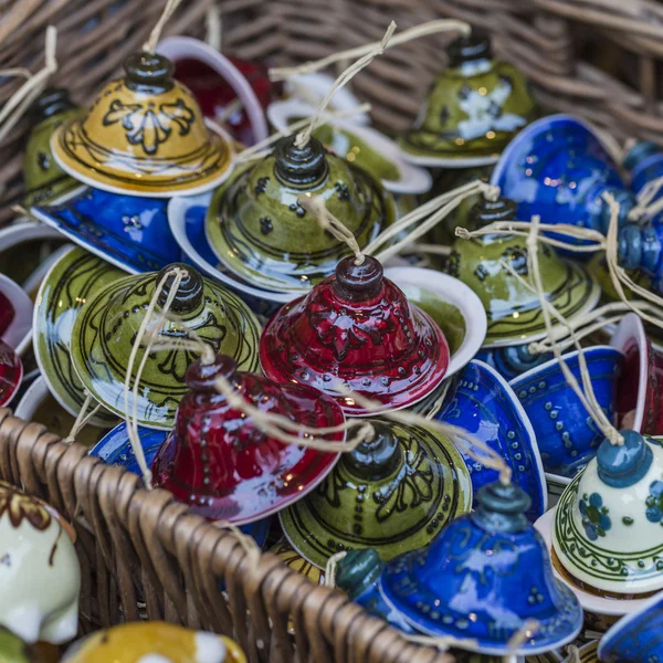 Decoraties voor de feestdagen op de straatmarkt — Stockfoto