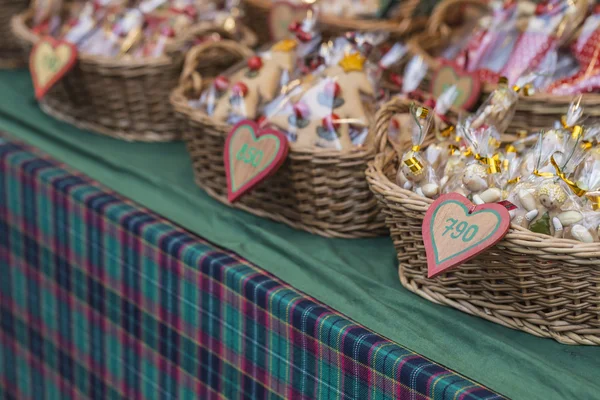 Peperkoek hart in goddelozen mand op Boedapest kerstmarkt — Stockfoto