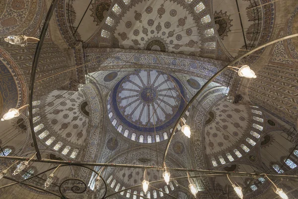 Istanbul, Türkiye - 13 Aralık 2015: Sultanahmet Camii, (Sultanahmet'in