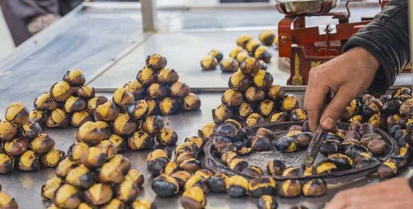 Deliciosas castañas asadas en la calle Estambul . — Foto de Stock