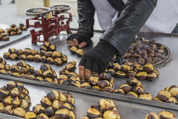 Heerlijke geroosterde kastanjes in Istanbul street. — Stockfoto