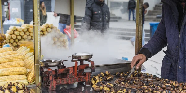 Deliciosas castañas asadas en la calle Estambul . — Foto de Stock