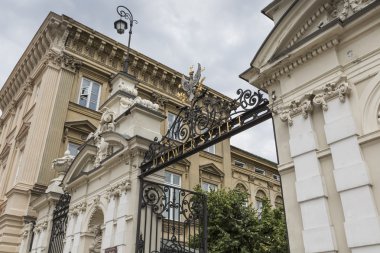 Varşova - 09 Temmuz 2015: Savaşları Üniversitesi ana kapıya