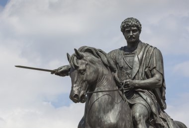 Joseph Poniatowski Anıtı önünde Cumhurbaşkanlığı Sarayı P