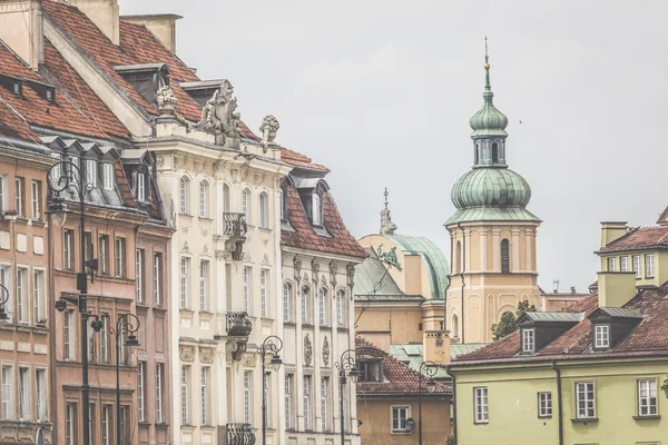Vieille ville de Varsovie, Pologne. Le château royal et le col de Sigismond — Photo