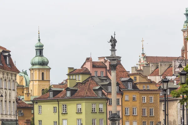 Gammel by i Warszawa, Polen. Kongeslottet og Sigismunds Oberst - Stock-foto