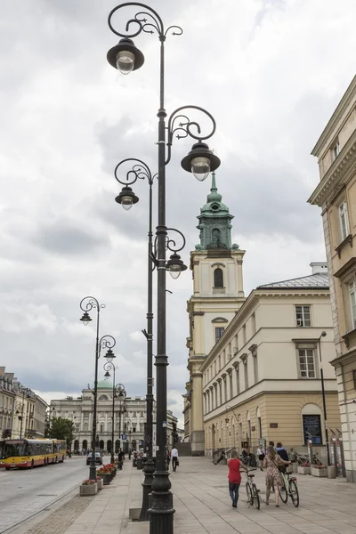 Warschau - 09. Juli: Heilig-Kreuz-Kirche, erbaut zwischen 1679-1696 in — Stockfoto