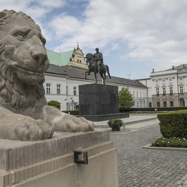 ワルシャワ, ポーランド - 2015 年 7 月 9 日: ライオンと王子ヨゼフ Poniatowsk — ストック写真