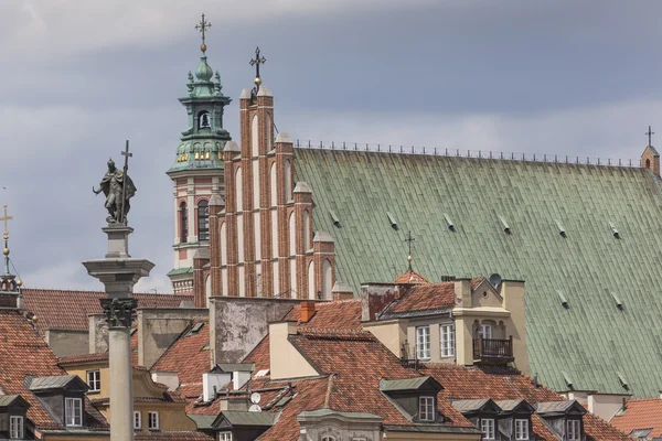 Cidade velha em Varsóvia, Polônia. O Castelo Real e a Coluna de Sigismundo — Fotografia de Stock