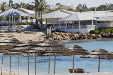 Kıbrıs Rum Kesimi 'nin Aiya Napa kentindeki gök mavisi bir su manzarası ve Nissi plajı