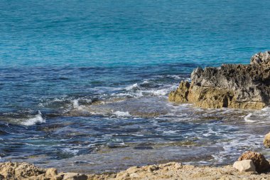 suda taşlarla vahşi beach