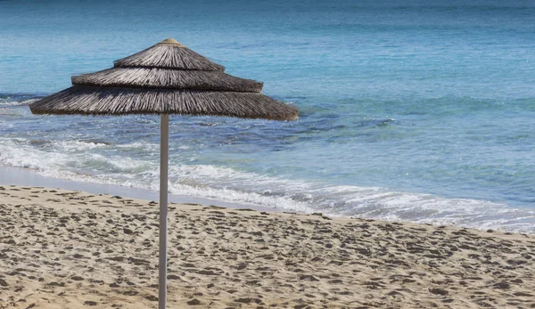 塞浦路斯在海滩上的行上方编织遮阳伞的细节. — 图库照片