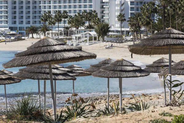 Una vista de una playa de aguas cristalinas y Nissi en Aiya Napa, Chipre —  Fotos de Stock