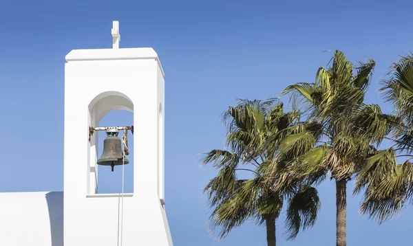 Biały kościół i palmy, agia napa, Cypr — Zdjęcie stockowe