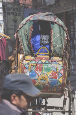 Tekerlekli rickshaws Katmandu müşteriler için bekliyor