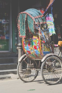 Tekerlekli rickshaws Katmandu müşteriler için bekliyor