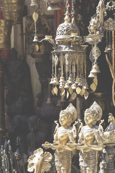 Masken, Puppen und Souvenirs in einem Straßenladen auf dem Durbar Square in ka — Stockfoto
