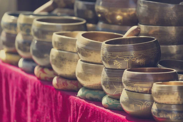 Plusieurs bols chantants exposés dans un marché à Katmandou, Népal — Photo