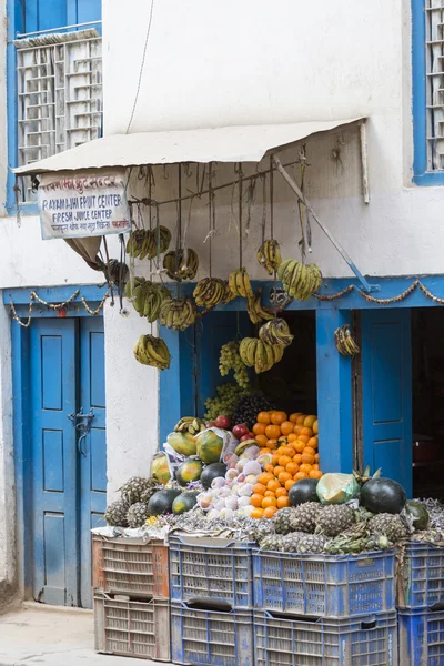 Färsk juice och frukt butik i Kathmandu, Nepal — Stockfoto