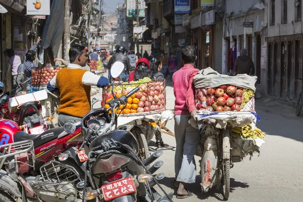 KATHMANDU, NEPAL - 10 DE FEBRERO DE 2015: Las calles de Katmandú , —  Fotos de Stock