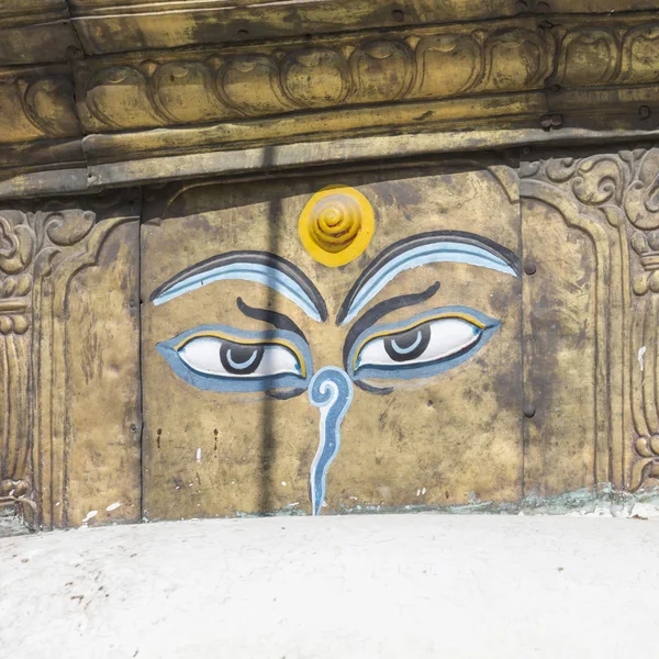 Bouddha yeux fermés avec des drapeaux de prière à Bodhnath stupa à Kath — Photo