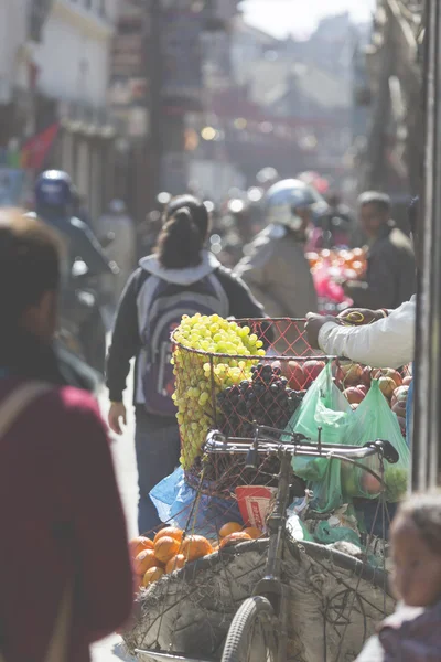 KATHMANDU, NEPAL - FEBRUARY 10, 2015: The streets of Kathmandu, — Stock Photo, Image