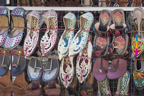 Zapatos y chaleco tradicionales de nepali hempen apoyados en una w roja —  Fotos de Stock