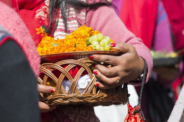 Biddende vrouw op Bouddhanath stupa in Kathmandu, Nepal. — Stockfoto