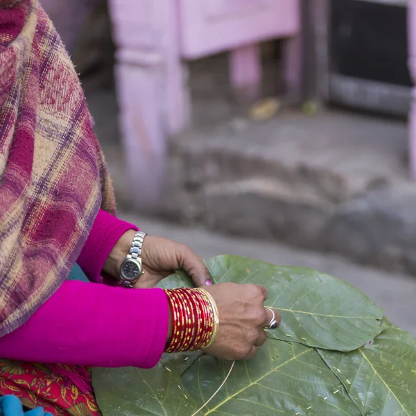 Kobieta Nepal sprzedaży owoców i warzyw na rynku w Kathmandu, — Zdjęcie stockowe