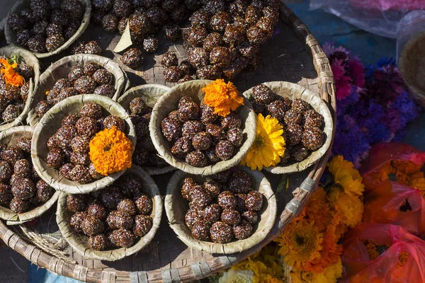 Tigelas com água de açafrão e flores em Bodhnath stupa em Kathma — Fotografia de Stock