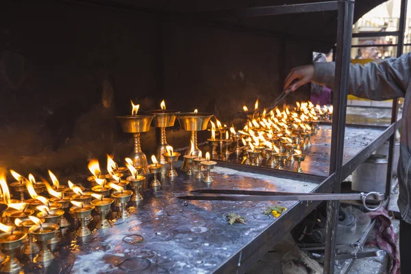 เทียนที่วัดสวายัมบุนนาธ ในกรุงกาฐมาณฑุ ประเทศเนปาล — ภาพถ่ายสต็อก