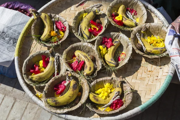 Tigelas com água de açafrão e flores em Bodhnath stupa em Kathma — Fotografia de Stock